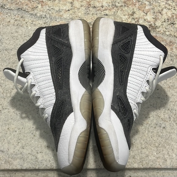 Jordan 11 Low IE - Picture 4 of 11